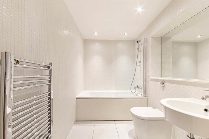 2 Bedroom Apartment To Rent In Quadrant Walk, Canary Wharf, London, E14