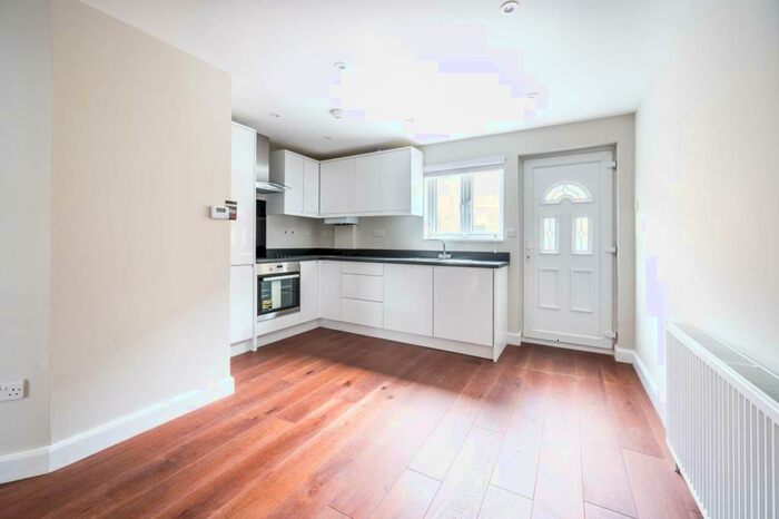 2 Bedroom Flat To Rent In Montpelier Vale, Blackheath, London, SE3