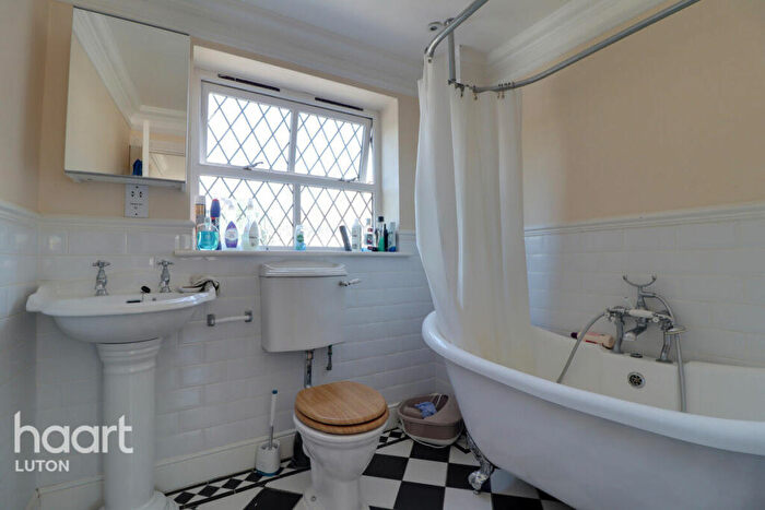 6 Bedroom Detached House For Sale In Wardown Crescent, Luton, LU2