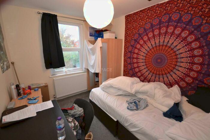 6 Bedroom Terraced House To Rent In Grange Avenue, Reading, Berkshire, RG6