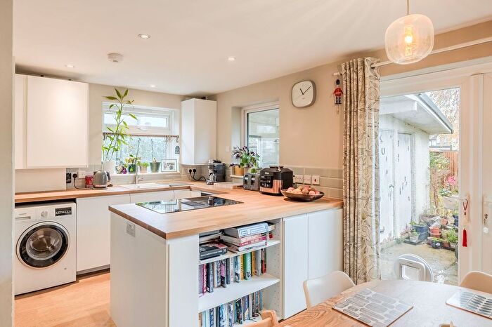 3 Bedroom Semi-Detached House For Sale In Marlborough Avenue, Kidlington, OX5