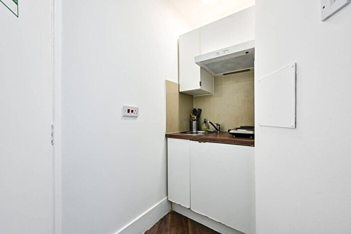 1 Bedroom Flat To Rent In Knaresborough Place, Earls Court, London, SW5