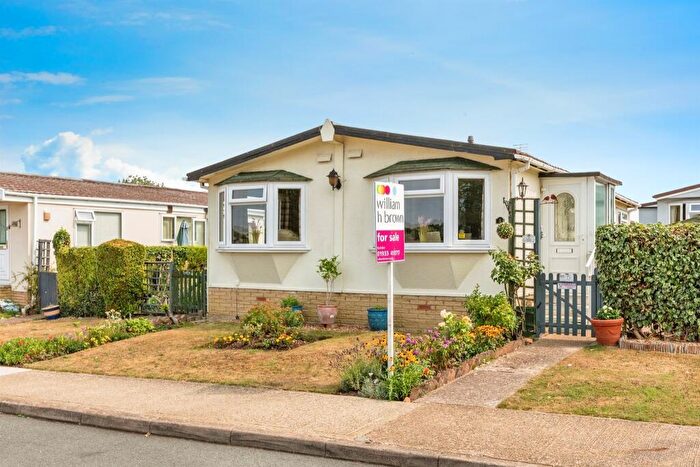 2 Bedroom Park Home For Sale In Bedford Road, Rushden, NN10