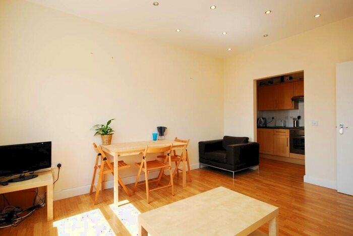 1 Bedroom Flat To Rent In St John's Hill, Wandsworth, London, SW11