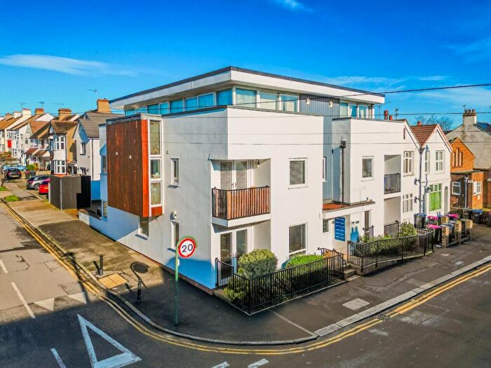 1 Bedroom Flat For Sale In Glendale Gardens, Leigh-On-Sea, SS9