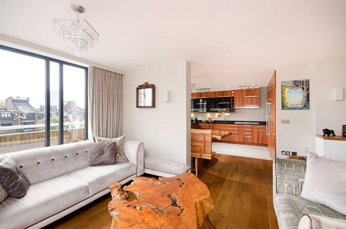 3 Bedroom Flat To Rent In Chesterton Square, South Kensington, London, W8