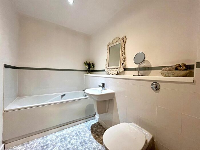 2 Bedroom Apartment To Rent In Wharf Road, Sale, M33