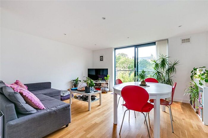 2 Bedroom Flat To Rent In Kings Avenue, Clapham, SW4