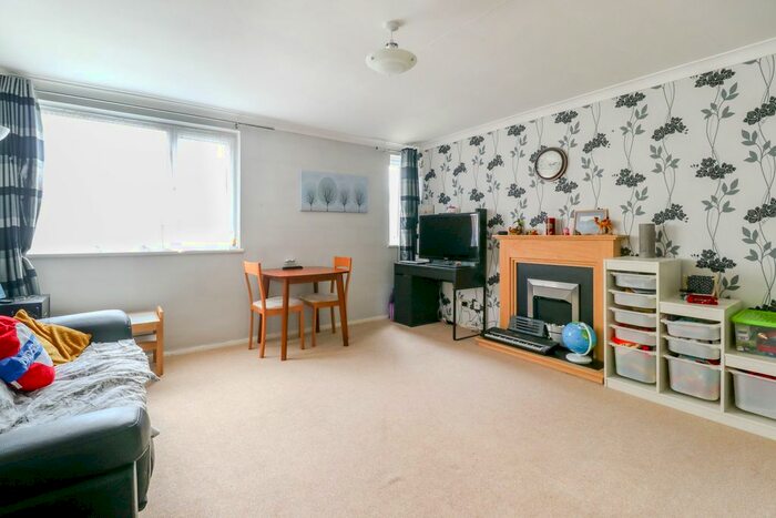 2 Bedroom Flat To Rent In Chingford Avenue, London, E4