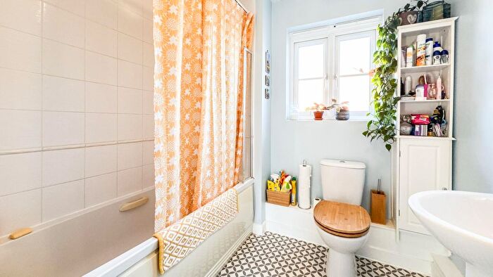 2 Bedroom Flat For Sale In Dickinsons Fields, Bedminster, BS3