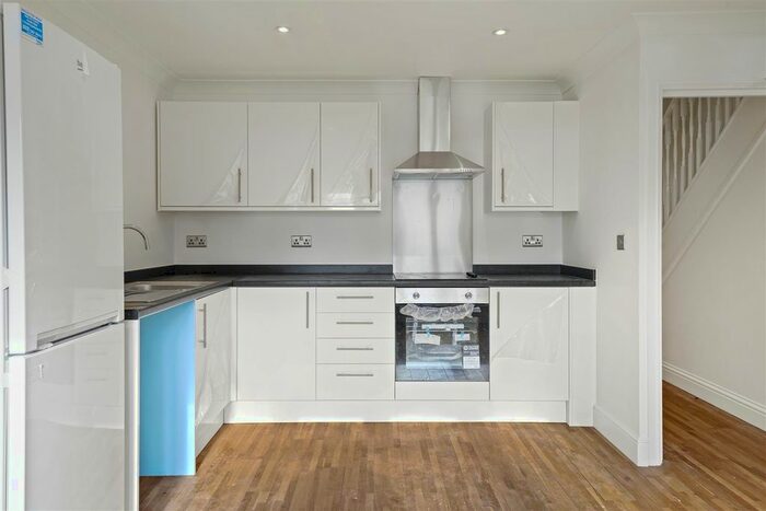 4 Bedroom Flat To Rent In Midsummer Avenue, Hounslow, TW4