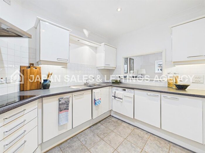 1 Bedroom Flat To Rent In Sherwood Court, Chatfield Road, Battersea, SW11