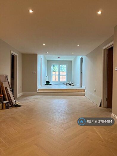 2 Bedroom Flat To Rent In High Road, London, N12