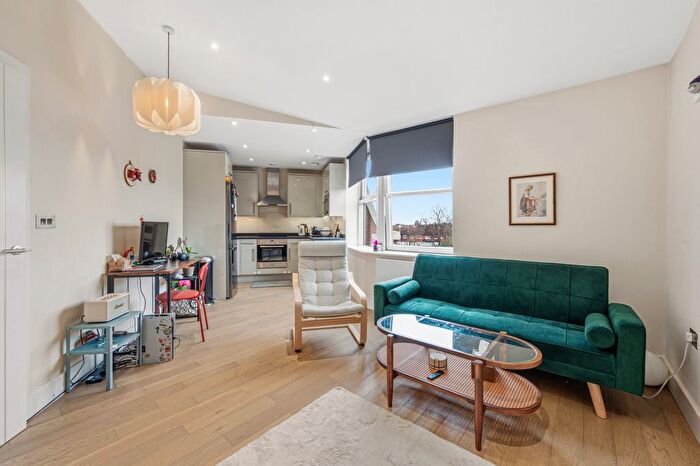 1 Bedroom Flat For Sale In Barnsbury Lane, Surbiton, KT5