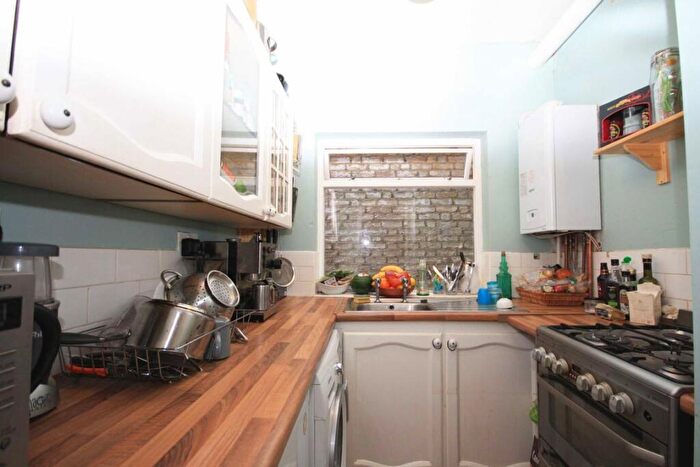 1 Bedroom Flat To Rent In Piper Road, Piper Road, KT1