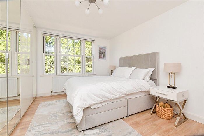 2 Bedroom Flat For Sale In Worcester Road, Sutton, Surrey, SM2