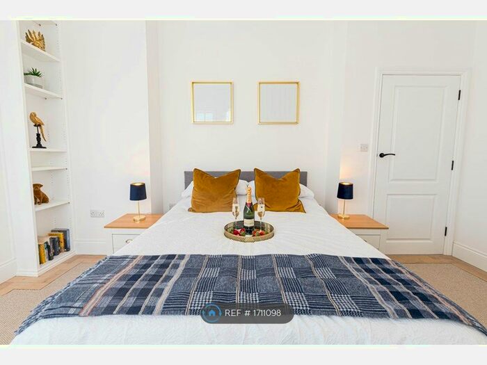 2 Bedroom Flat To Rent In Elizabeth Court, Poole, BH15