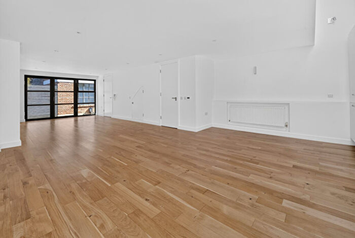 2 Bedroom House To Rent In Buckingham Road, London, N1