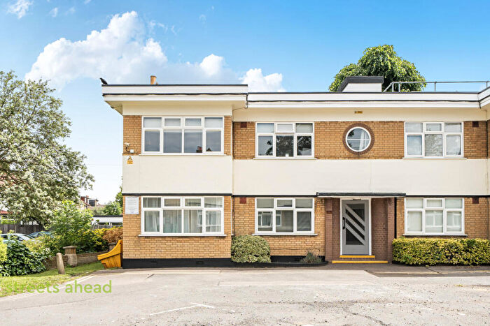 2 Bedroom Apartment For Sale In Lincoln Close, London, SE25