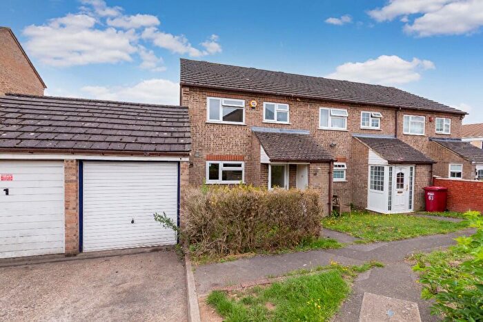 3 Bedroom End Of Terrace House For Sale In Pennine Road, Slough, SL2