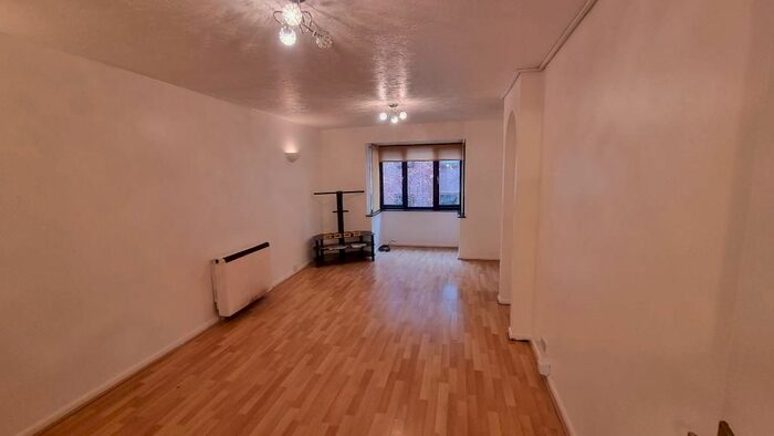 2 Bedroom Flat To Rent In Cotton Avenue, Acton, London, W3
