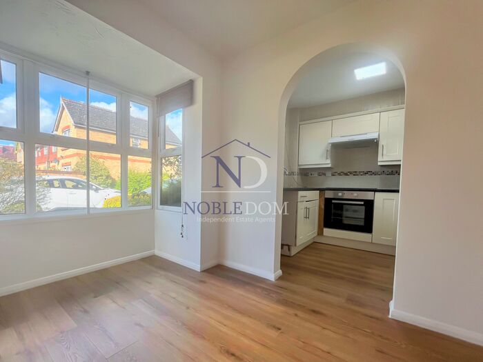 2 Bedroom Flat To Rent In Taylor Close, Hounslow, TW3