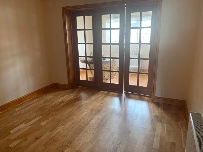 2 Bedroom Flat To Rent In North Parade, Chessington, KT9