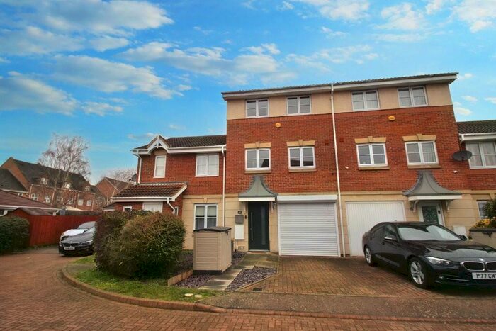3 Bedroom Town House To Rent In Gillespie Close, Bedford, Bedfordshire, MK42