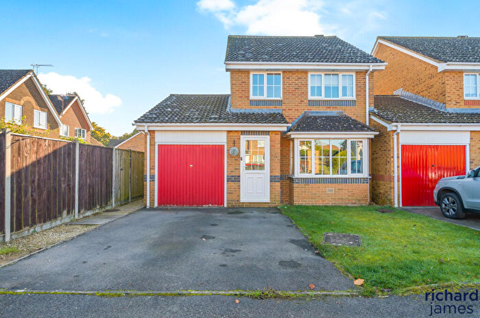 3 Bedroom Link Detached House For Sale In Victoria Drive, Lyneham, SN15