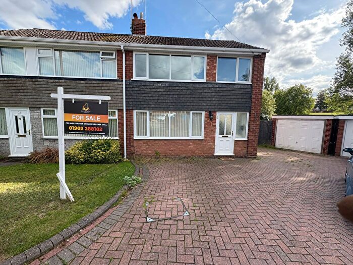 3 Bedroom Semi-detached House For Sale In Lynbrook Close, Netherton, DY2