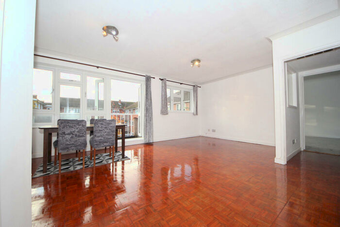 2 Bedroom Flat To Rent In Springbank, Winchmore Hill, N21