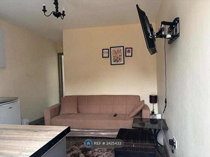 1 Bedroom Flat To Rent In Firswood, Manchester, M16