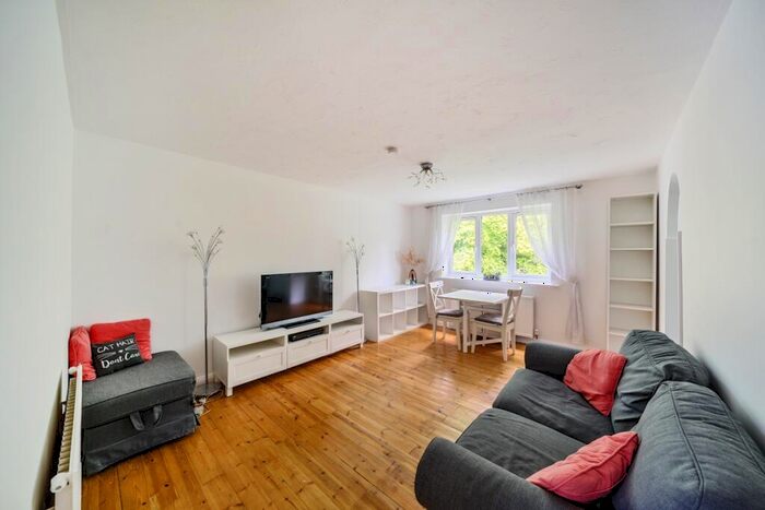 2 Bedroom Flat To Rent In Greenway Close London, N11