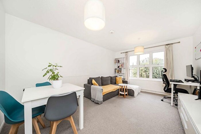 1 Bedroom Flat To Rent In Ivybridge Close, Twickenham, TW1