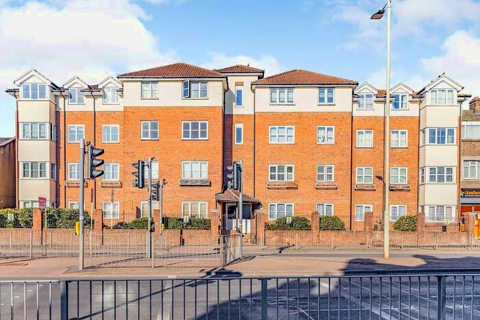 2 Bedroom Flat To Rent In Gladesmere Court, Watford, Hertfordshire, WD24