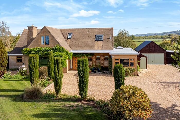 4 Bedroom Bungalow For Sale In Evesham Road, Broadway, Worcestershire, WR12