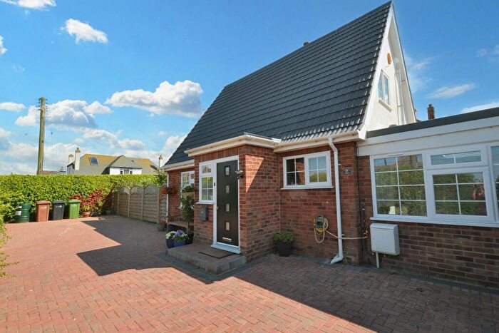 3 Bedroom Chalet For Sale In Queens Drive, Hunstanton, PE36