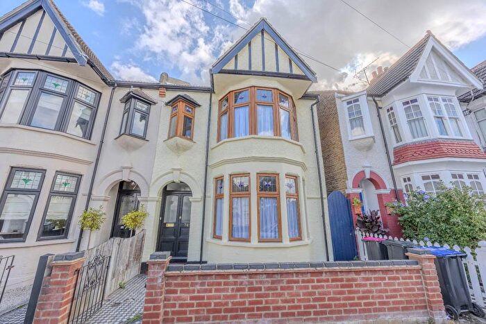 4 Bedroom Semi-Detached House To Rent In Oakleigh Park Drive, Leigh-On-Sea, SS9