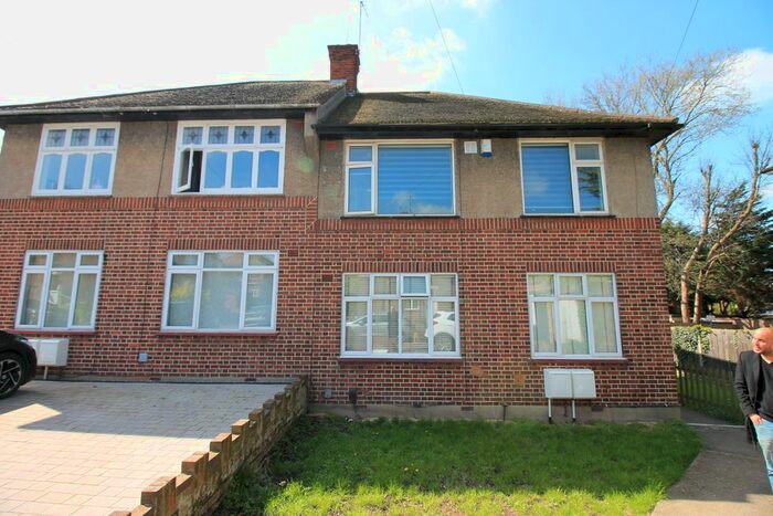 2 Bedroom Flat To Rent In Oak Wood Close, Woodford Green, IG8