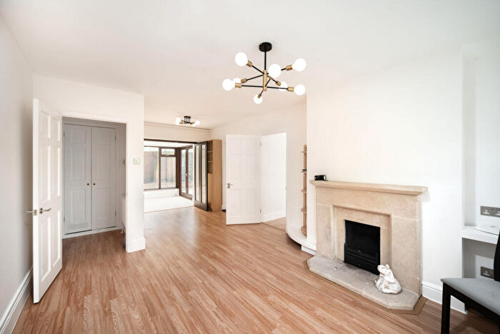 3 Bedroom Apartment To Rent In Aquila Street, St John's Wood, London, NW8