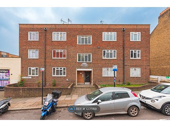 2 Bedroom Flat To Rent In Lavenham Court, London, SW11