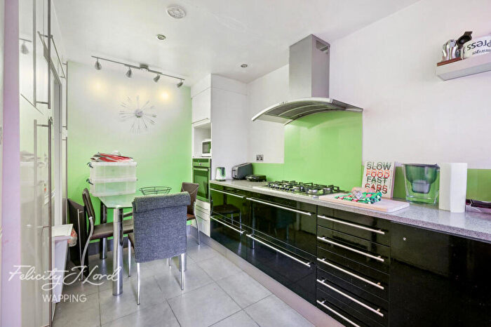 3 Bedroom Flat For Sale In Cloysters Green, London, E1W