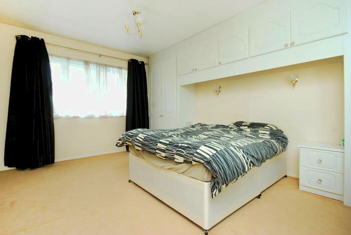 2 Bedroom Flat To Rent In Great Peter Street, Victoria, London, SW1P