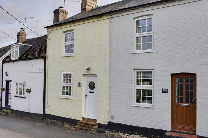2 Bedroom Cottage To Rent In High Street, Hail Weston, PE19