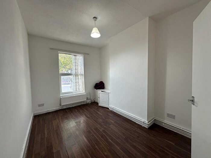 3 Bedroom Flat To Rent In Green Lane Ilford Essex, IG3