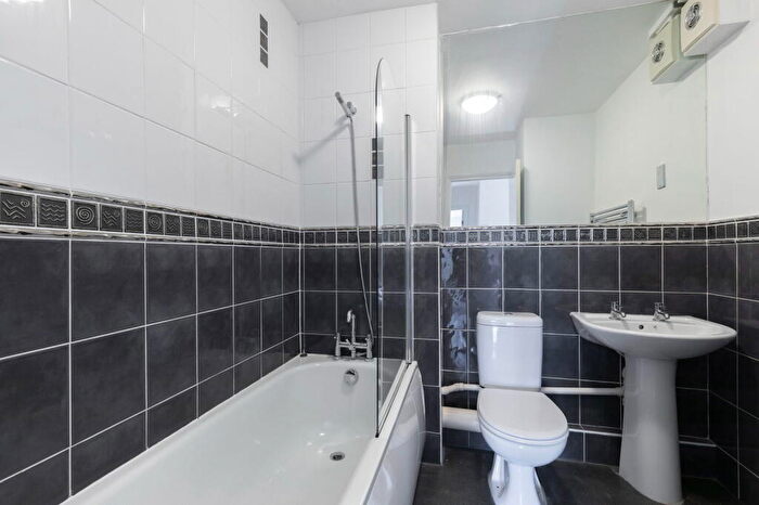 2 Bedroom Flat For Sale In Eltham Lawn, Queens Road, Cheltenham, GL50