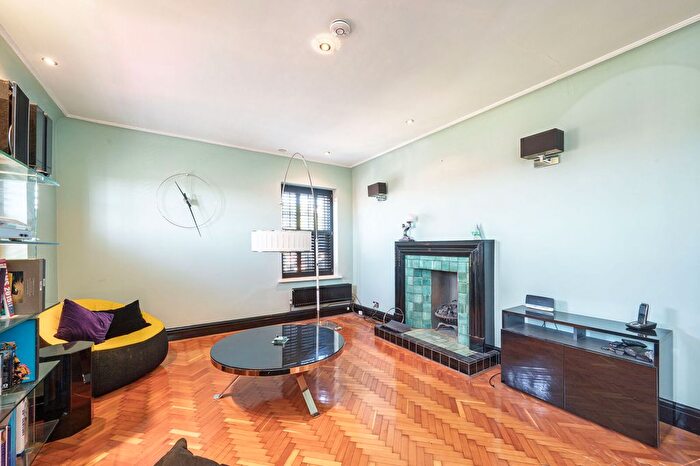 4 Bedroom Flat For Sale In Bridge Lane, Temple Fortune, London, NW11
