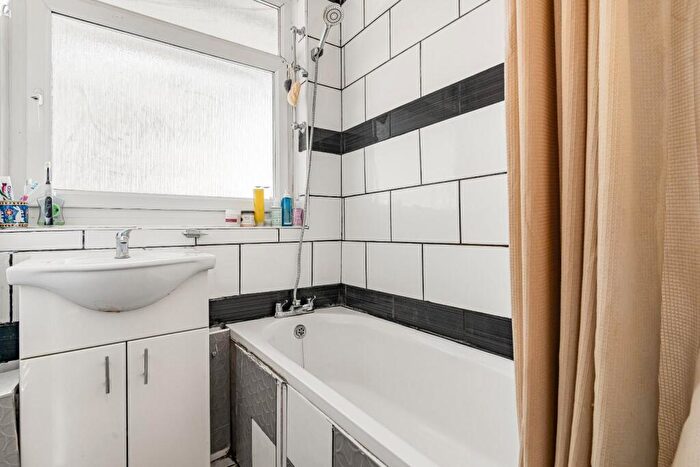 2 Bedroom Flat For Sale In Flaxman Road, London, SE5