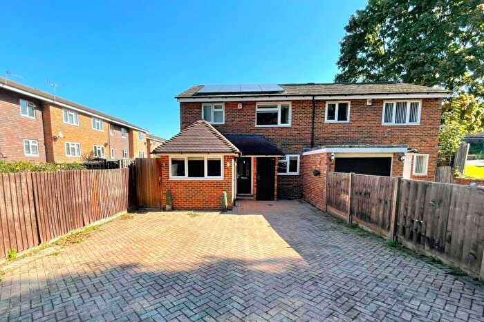 4 Bedroom Semi-Detached House To Rent In Addlestone, Surrey, KT15