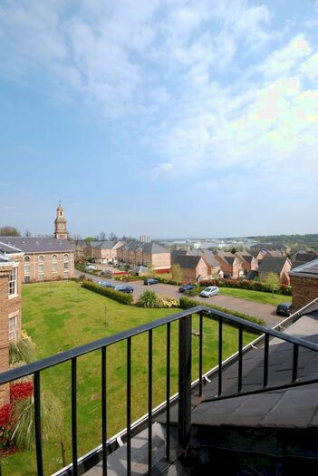 3 Bedroom Flat To Rent In Royal Drive, Friern Barnet, London, N11